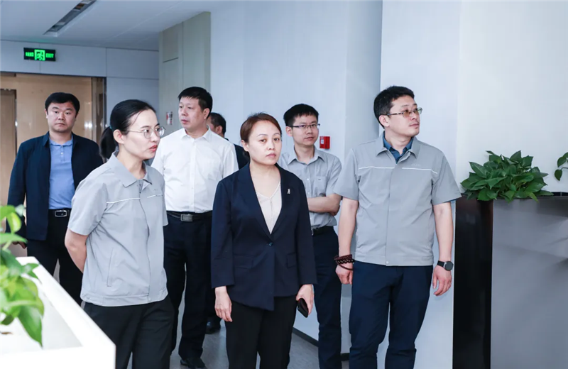 2023年5月15日，河北建材职业技术学院党委书记张明莉一行到尊龙凯时北京集团进行校企合作交流。